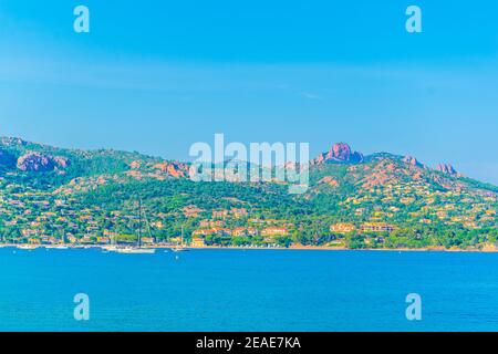 Agay Bucht unter dem Esterel Massiv in Frankreich Stockfoto