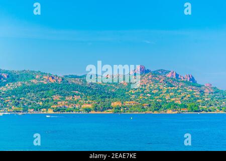 Agay Bucht unter dem Esterel Massiv in Frankreich Stockfoto