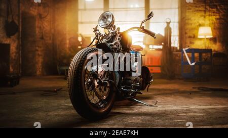 Custom Bobber Motorrad stehen in einem authentischen kreativen Workshop. Vintage Style Motorrad unter warmen Lampe Licht in einer Garage. Stockfoto