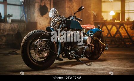 Custom Bobber Motorrad stehen in einem authentischen kreativen Workshop. Vintage Style Motorrad unter warmen Lampe Licht in einer Garage. Stockfoto