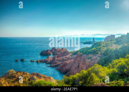 Ein Aussichtsturm auf einer kleinen Insel nahe Cap du dramont in Frankreich Stockfoto