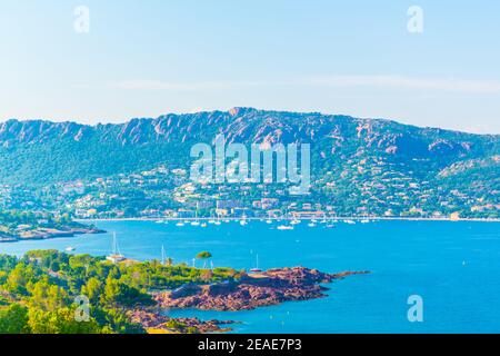 Agay Bucht unter dem Esterel Massiv in Frankreich Stockfoto