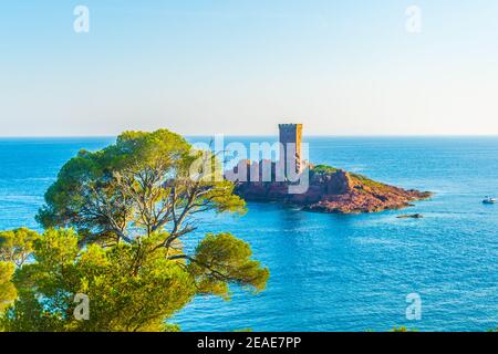 Ein Aussichtsturm auf einer kleinen Insel nahe Cap du dramont in Frankreich Stockfoto