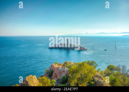 Ein Aussichtsturm auf einer kleinen Insel nahe Cap du dramont in Frankreich Stockfoto