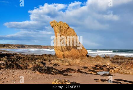 CULLEN BAY UND STRAND MORAY FIRTH SCHOTTLAND EINER DER QUARZIT DREI KÖNIGE SEESTAPEL Stockfoto