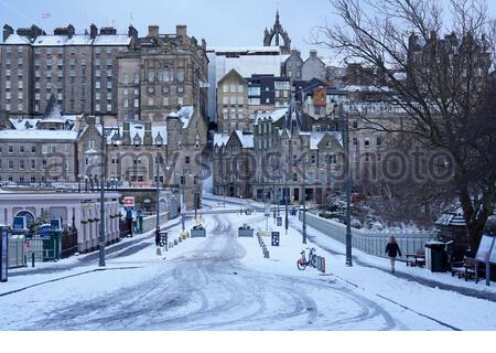 Edinburgh, Schottland, Großbritannien. Februar 2021, 9th. Heftiger Schneefall über Nacht im Stadtzentrum mit der Waverley Bridge unheimlich ruhig und ohne Fußgänger aufgrund der Covid-19 Coronavirus Sperrmaßnahmen. Kredit: Craig Brown/Alamy Live Nachrichten Stockfoto