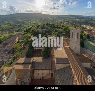 Typische Landschaft mit sanften Hügeln und Weinbergen rund um San Gimignano Stadt, ein Wahrzeichen in der Weinregion berühmt für seine vielen Steintürme und Churc Stockfoto