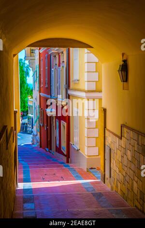 Eine schmale Straße im Zentrum von Monaco Stockfoto