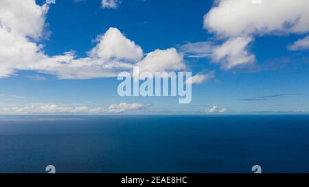 Luftlandschaft des Blauen Meeres und des Himmels mit Wolken. Sommer- und Reiseurlaubskonzept. Flug über das Meer. Stockfoto