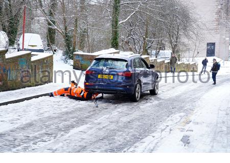 Edinburgh, Schottland, Großbritannien. Februar 2021, 9th. Heftiger Schneefall über Nacht im Stadtzentrum, Auto auf einem steilen Hügel gestrandet, der für das Abschleppen vorbereitet wird. Kredit: Craig Brown/Alamy Live Nachrichten Stockfoto