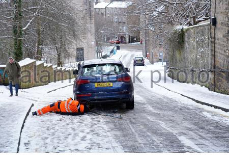 Edinburgh, Schottland, Großbritannien. Februar 2021, 9th. Heftiger Schneefall über Nacht im Stadtzentrum, Auto auf einem steilen Hügel gestrandet, der für das Abschleppen vorbereitet wird. Kredit: Craig Brown/Alamy Live Nachrichten Stockfoto