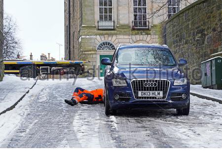 Edinburgh, Schottland, Großbritannien. Februar 2021, 9th. Heftiger Schneefall über Nacht im Stadtzentrum, Auto auf einem steilen Hügel gestrandet, der für das Abschleppen vorbereitet wird. Kredit: Craig Brown/Alamy Live Nachrichten Stockfoto