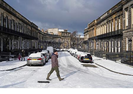 Edinburgh, Schottland, Großbritannien. Februar 2021, 9th. Heftiger Schneefall über Nacht im Stadtzentrum mit schneebedeckten Wohnstraßen der Neustadt. Kredit: Craig Brown/Alamy Live Nachrichten Stockfoto