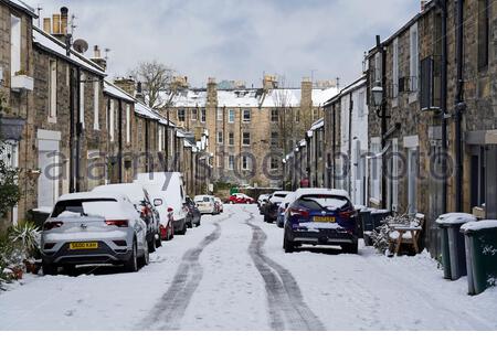 Edinburgh, Schottland, Großbritannien. Februar 2021, 9th. Heftiger Schneefall über Nacht im Stadtzentrum mit schneebedeckten Wohnstraßen der Neustadt. Kredit: Craig Brown/Alamy Live Nachrichten Stockfoto