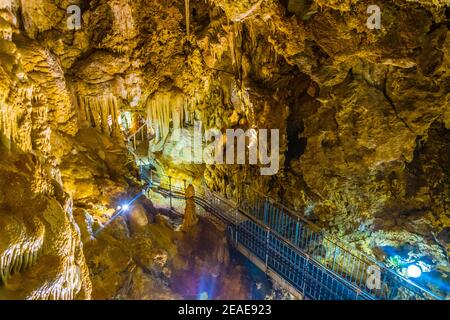 Innenansicht einer Grotte im Inneren des Jardin exotique-Gartens in Monaco Stockfoto
