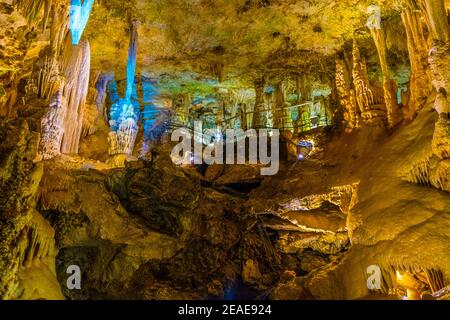 Innenansicht einer Grotte im Inneren des Jardin exotique-Gartens in Monaco Stockfoto