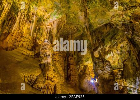 Innenansicht einer Grotte im Inneren des Jardin exotique-Gartens in Monaco Stockfoto
