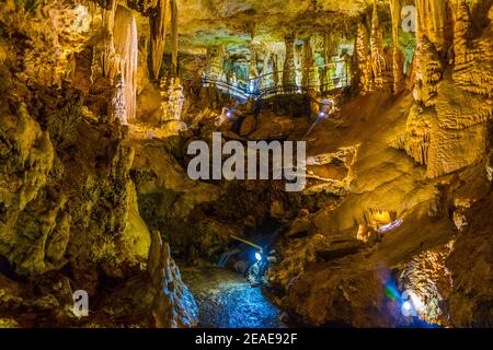 Innenansicht einer Grotte im Inneren des Jardin exotique-Gartens in Monaco Stockfoto