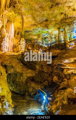 Innenansicht einer Grotte im Inneren des Jardin exotique-Gartens in Monaco Stockfoto