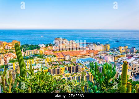 Luftaufnahme des Stade Louis II in Monaco vom Jardin exotique Stockfoto