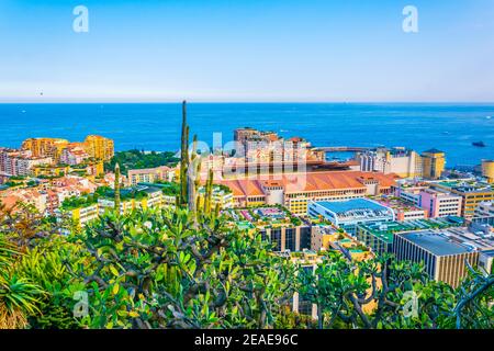 Luftaufnahme des Stade Louis II in Monaco vom Jardin exotique Stockfoto