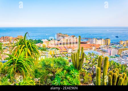 Luftaufnahme des Stade Louis II in Monaco vom Jardin exotique Stockfoto