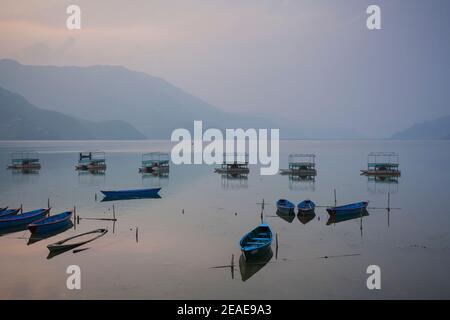 Bunte Holzboote in Phewa Lake. Pokhara. Nepal. Stockfoto