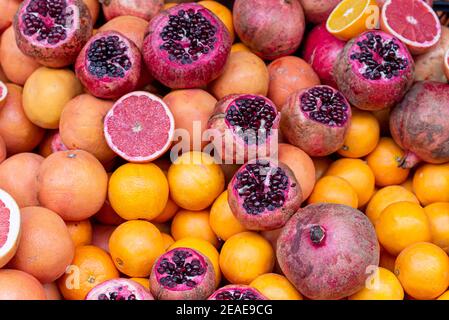 Granatäpfel, Orangen, Grapefruits auf der Theke des Straßenmarktes in Istanbul, Türkei Stockfoto