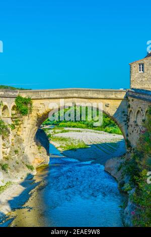 Römische Brücke über den Fluss Ouveze in Vaison-la-Romaine in Frankreich Stockfoto