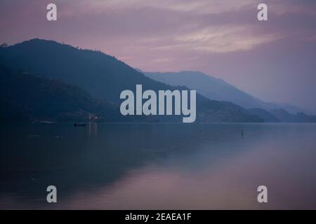 Abendlicht über Pewa Lake. Pokhara. Nepal. Stockfoto