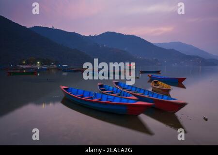 Bunte Holzboote in Phewa Lake. Pokhara. Nepal. Stockfoto