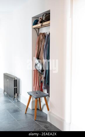 Die Garderobe eines modernen Landhauses in Sussex, Großbritannien. Stockfoto