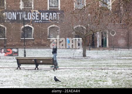 London, Großbritannien. Februar 2021, 9th. In der Holy Trinity Church am Clapham Common betreibt eine Essensbank einen Outdoor-Abholservice und heiße Getränke unter einem Banner mit der Aufschrift "Don't lose Heart". Nach drei Tagen Schnee in London beginnt es sich zu beruhigen und die Winde sind gefallen, als Storm Darcy vorbei ist. Quelle: Anna Watson/Alamy Live News Stockfoto