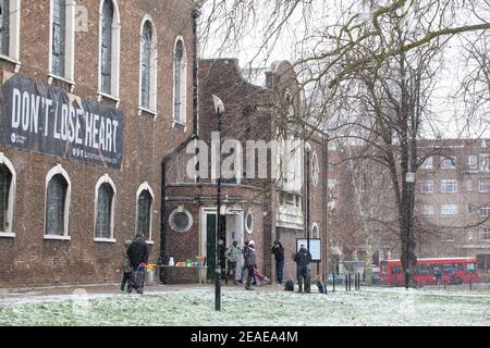London, Großbritannien. Februar 2021, 9th. In der Holy Trinity Church am Clapham Common betreibt eine Essensbank einen Outdoor-Abholservice und heiße Getränke unter einem Banner mit der Aufschrift "Don't lose Heart". Nach drei Tagen Schnee in London beginnt es sich zu beruhigen und die Winde sind gefallen, als Storm Darcy vorbei ist. Quelle: Anna Watson/Alamy Live News Stockfoto