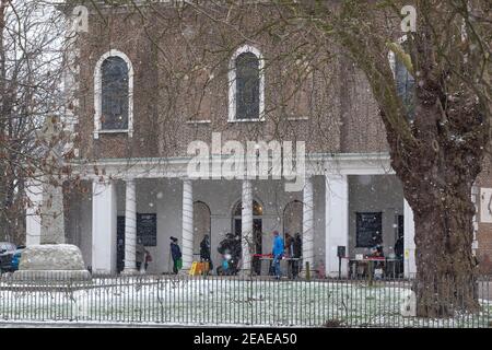 London, Großbritannien. Februar 2021, 9th. In der Holy Trinity Church am Clapham Common betreibt eine Essensbank einen Outdoor-Abholservice und heiße Getränke unter einem Banner mit der Aufschrift "Don't lose Heart". Nach drei Tagen Schnee in London beginnt es sich zu beruhigen und die Winde sind gefallen, als Storm Darcy vorbei ist. Quelle: Anna Watson/Alamy Live News Stockfoto