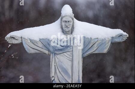 Sachsen, Lichtenstein/Sachsen, 09. Februar 2021: Die Statue 'Cristo Redentor' aus Rio de Janeiro steht als schneebedecktes Modell in der Miniwelt. Um Schäden im Winter zu vermeiden, sind ein Teil der Denkmäler eingeschlossen. Die anderen werden regelmäßig kontrolliert und von Schnee befreit. Die Schneelast und vor allem der Wechsel zwischen Tauwetter und Frost sind ein Problem. Wasser dringt zwischen die filigranen Steine ein und bläst sie ab. Im Vergnügungspark befinden sich über 100 weltberühmte Denkmäler im Maßstab 1:25. Quelle: dpa picture Alliance/Alamy Live News Quelle: dpa picture Alliance/Alamy Live News Stockfoto