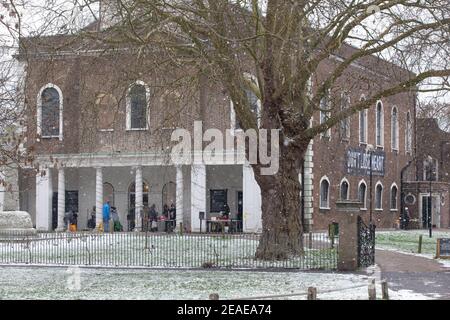 London, Großbritannien. Februar 2021, 9th. In der Holy Trinity Church am Clapham Common betreibt eine Essensbank einen Outdoor-Abholservice und heiße Getränke unter einem Banner mit der Aufschrift "Don't lose Heart". Nach drei Tagen Schnee in London beginnt es sich zu beruhigen und die Winde sind gefallen, als Storm Darcy vorbei ist. Quelle: Anna Watson/Alamy Live News Stockfoto