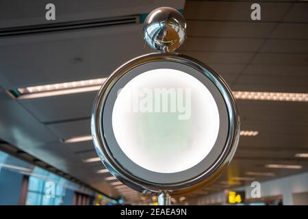 Rund beleuchtetes Blanko-Schild, Mock-up, Copy Space. Nahaufnahme. Stockfoto
