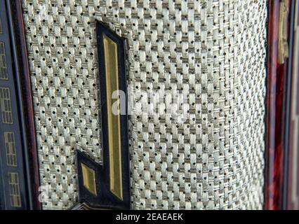 Vollbildfragment einer alten Ziehharmonika-Nahaufnahme. Stockfoto