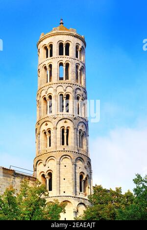 Der Fenestrelle-Turm neben der Kathedrale Saint Théodorit in Uzès, Okzitanien, Frankreich. Stockfoto