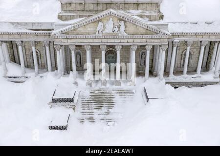 Sachsen, Lichtenstein/Sachsen,09. Februar 2021: Schneebedeckt steht das Capitol aus Washington, DC in der Mini-Welt. Um Schäden im Winter zu vermeiden, sind einige der Denkmäler eingezäunt. Die anderen werden regelmäßig kontrolliert und von Schnee befreit. Die Schneelast und vor allem der Wechsel zwischen Tauwetter und Frost sind ein Problem. Wasser dringt zwischen die filigranen Steine ein und bläst sie ab. Im Vergnügungspark befinden sich über 100 weltberühmte Denkmäler im Maßstab 1:25. Fast 2 Millionen Menschen haben die Mini-Welt bereits besucht. Foto: Jan Woitas/dpa-Zentralbild/dpa Quelle: dpa picture Alliance Stockfoto