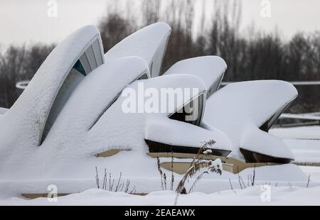 Sachsen, Lichtenstein/Sachsen,09. Februar 2021: Das Opernhaus von Sydney steht als schneebedecktes Modell in der Mini-Welt. Um Schäden im Winter zu vermeiden, sind ein Teil der Denkmäler eingeschlossen. Die anderen werden regelmäßig kontrolliert und von Schnee befreit. Die Schneelast und vor allem der Wechsel zwischen Tauwetter und Frost sind ein Problem. Wasser dringt zwischen die filigranen Steine ein und bläst sie ab. Im Vergnügungspark befinden sich über 100 weltberühmte Denkmäler im Maßstab 1:25. Fast 2 Millionen Menschen haben die Mini-Welt bereits besucht. Foto: Jan Woitas/dpa-Zentralbild/dpa Quelle: dpa picture Alliance/ Stockfoto