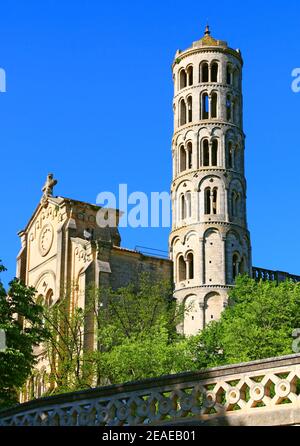 Der Fenestrelle-Turm neben der Kathedrale Saint Théodorit in Uzès, Okzitanien, Frankreich. Stockfoto