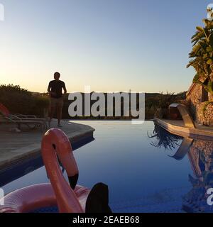 Swimmingpool am Abend in einer Villa für Hochzeiten in Sitges, in der Nähe von Barcelona Stockfoto