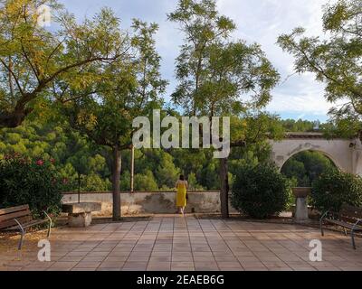 Ländliche Aussicht auf den Hügel von einem alten spanischen Dorf in Katalonien, in der Nähe von Barcelona Stockfoto