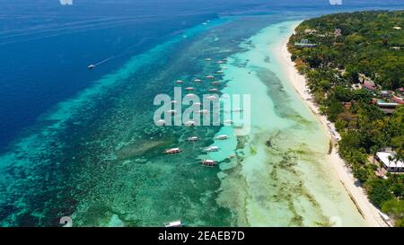 Luftaufnahme des tropischen Strandes auf der Insel Panglao, Philippinen. Seascape mit Strand. Stockfoto