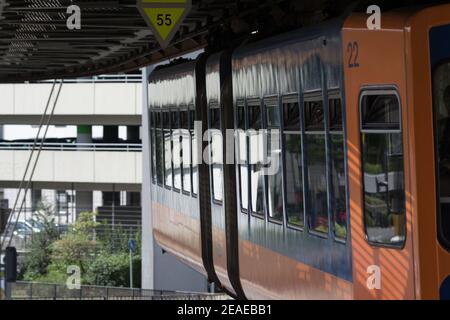 WUPPERTAL; NRW; DEUTSCHLAND - JULI 31; 2017: Schwebebahn im Bahnhof Wuppertal Vohwinkel.die Hochbahn wird für den öffentlichen Verkehr genutzt. Stockfoto