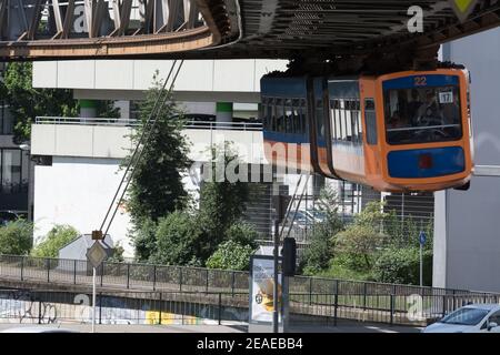 WUPPERTAL; NRW; DEUTSCHLAND - JULI 31; 2017: Schwebebahn im Bahnhof Wuppertal Vohwinkel.die Hochbahn wird für den öffentlichen Verkehr genutzt. Stockfoto