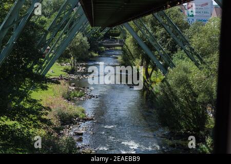 WUPPERTAL; NRW; DEUTSCHLAND - 31. JULI; 2017: Das Traggerüst der Wuppertaler Schwebebahn besteht aus einem Stahlgerüst mit schrägen s Stockfoto