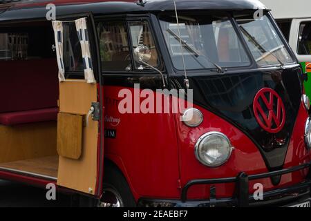HEILIGENHAUS, NRW, DEUTSCHLAND - 10. SEPTEMBER 2017: Klassisches rotes Volkswagen-Wohnmobil an der Promenade von Heiligenhaus Stockfoto